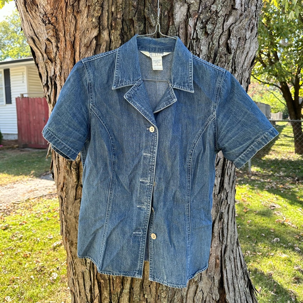 PETITE SOPHISTICATE vintage denim button down 💐👚